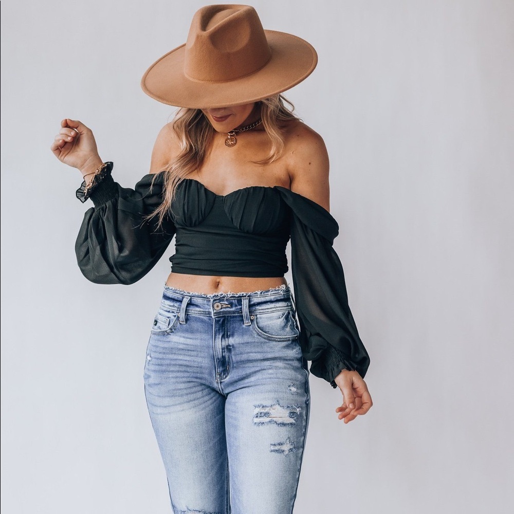 Privy Naomi Blouse Black Cold Shoulder Crop NWT - Picture 3 of 6